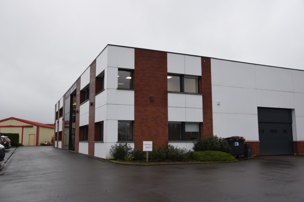 Eridium Groupe regroupe Soflacobat, entreprise de gros oeuvre spécialisée dans la construction de maisons individuelles groupées en lotissement et de logements collectifs, Betapref, usine de préfabrication de béton, et Arteic, entreprise de couverture.