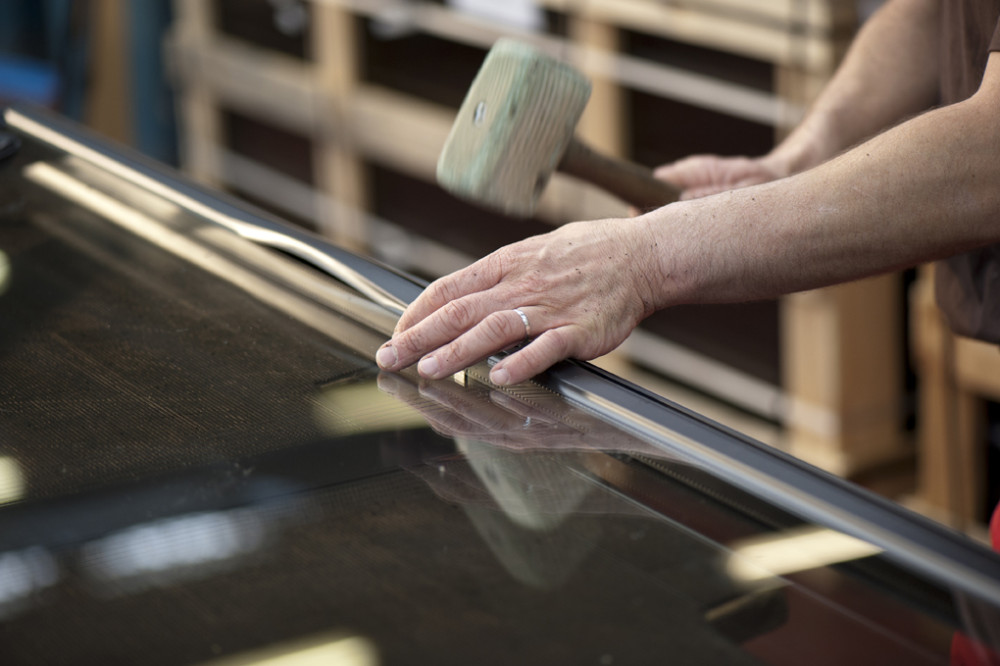 De nombreuses étapes de fabrication se font toujours à la main.