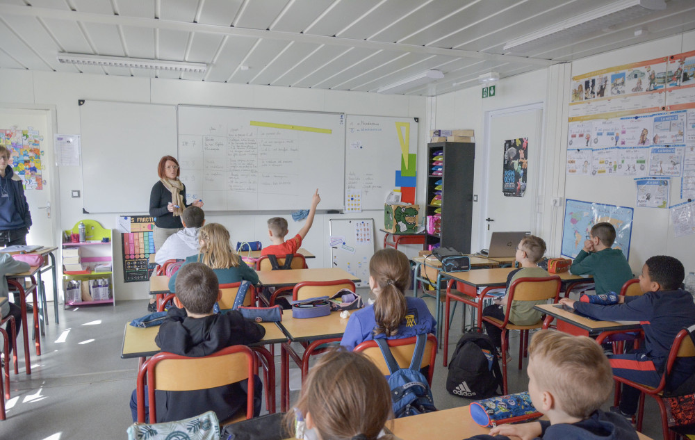 Maintien des cours dans des préfabriqués, au pied de l'école