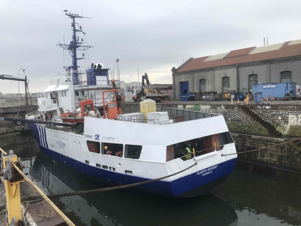 Machines de recyclage situées à l'arrière du bateau