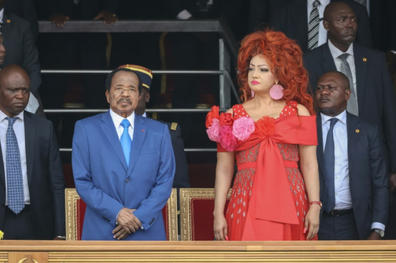 Le président camerounais Paul Biya (g) et son épouse Chantal Biya lors des 52e célébrations de la Journée de l'Unité à Yaoundé, le 20 mai 2024 © -