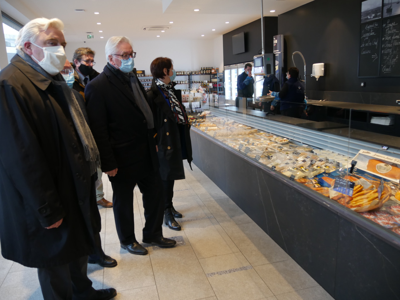 Frédéric Cuvillier et Jean-Claude Leroy lors de la visite de la Poissonnerie gourmande à Capécure. (© Aletheia Press / Lucy Duluc)