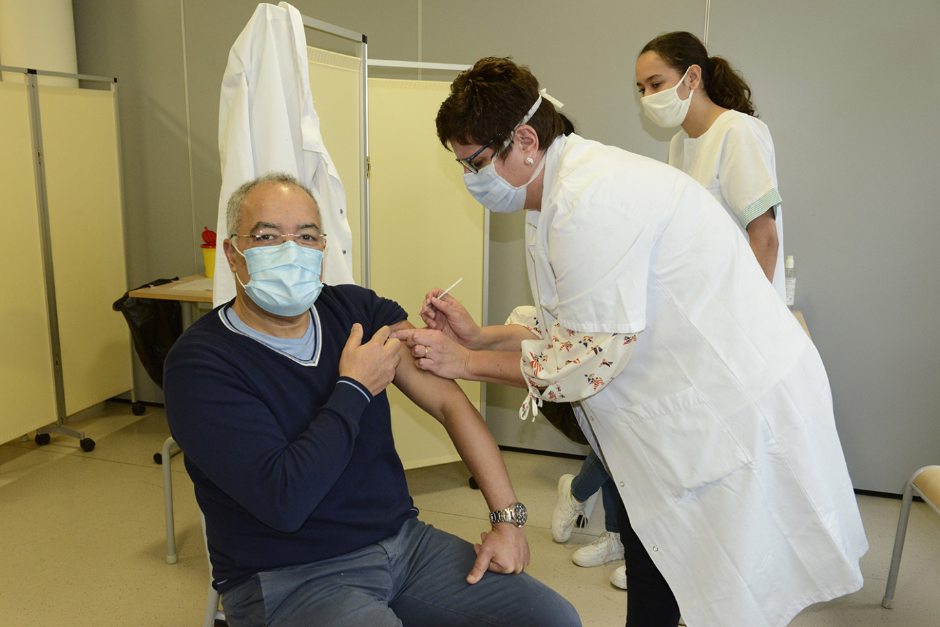 Dr Sif Bendjaballah, chef du pôle cancérologie, vacciné par Christelle Grenier, infirmière. Copyright : Centre Hospitalier Simone Veil de Beauvais.