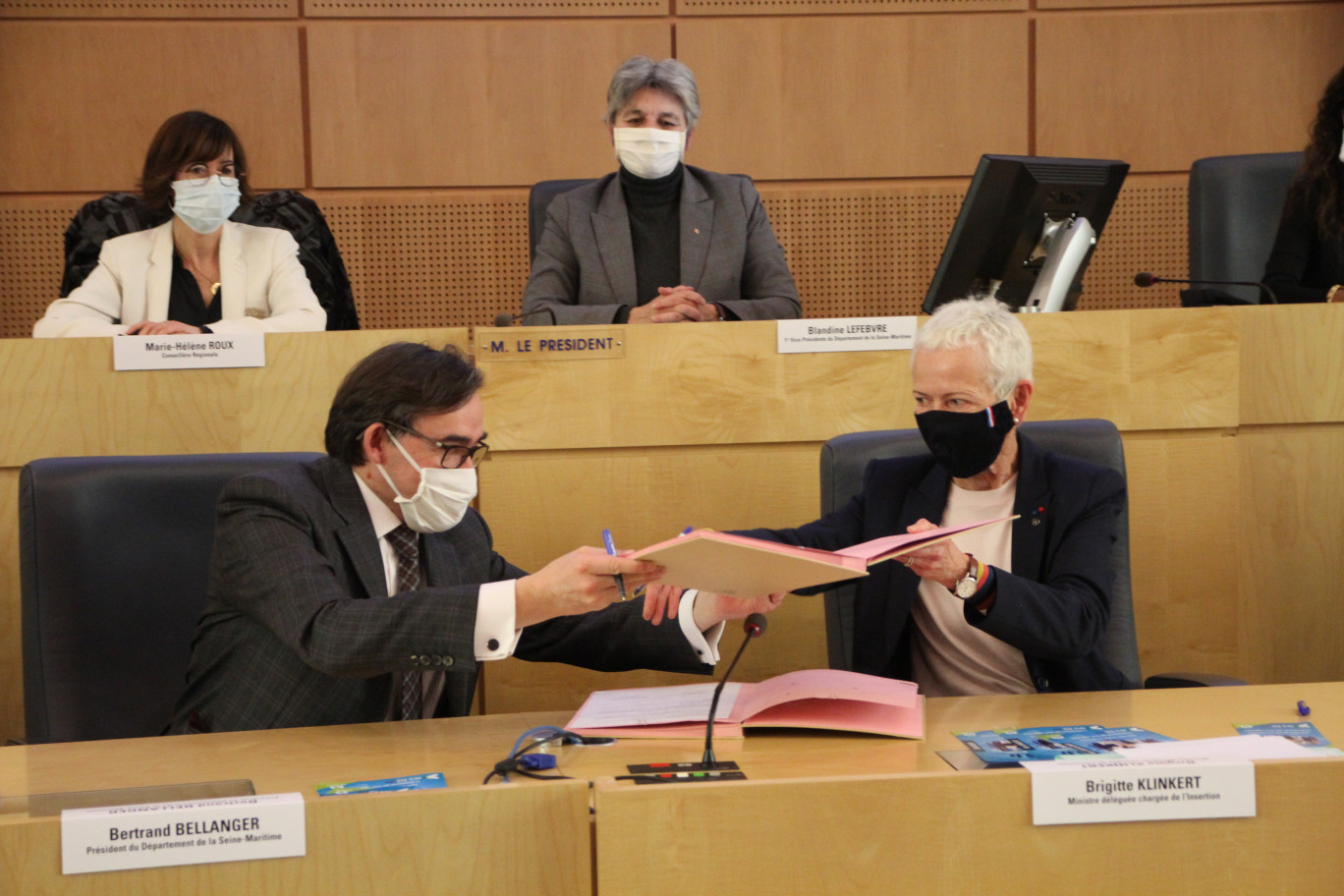 Bertrand Bellanger, le président du Département, et Brigitte Klinkert, à l’heure de la signature officialisant le partenariat entre l’Etat et le Département. (© Aletheia Press / B.Delabre)