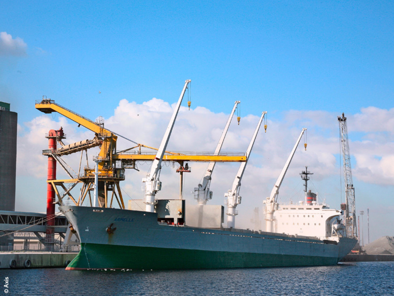 Un navire en chargement au terminal céréalier du port de Dunkerque.