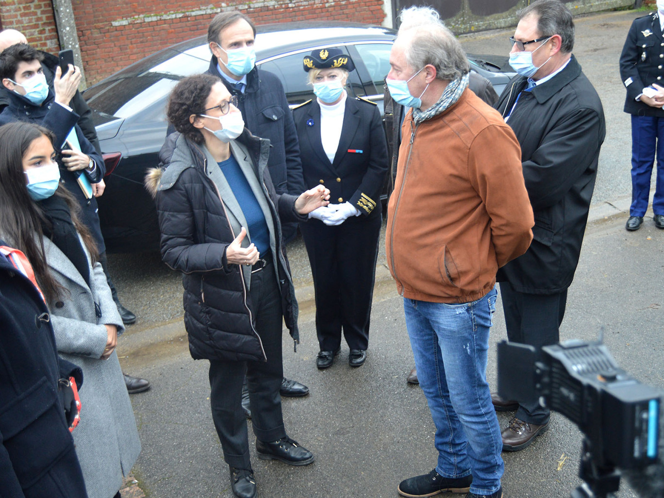 Emmanuelle Wargon, à gauche, est venue constater sur place la pertinence du dispositif régional Pass Rénovation, auprès d’un de ses bénéficiaires, David Lebrun.