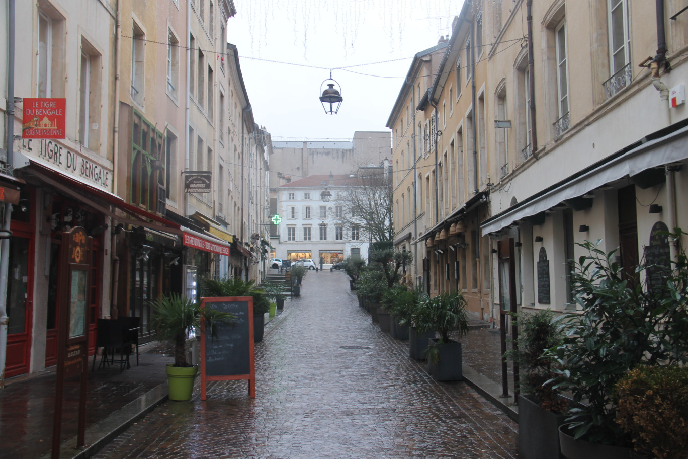 Image figée et sans vie ! La rue des Maréchaux de Nancy, plus connue sous le dénominatif de rue Gourmande, est à l’arrêt. Le temps est suspendu pour les restaurateurs depuis trop longtemps et le point de situation annoncé pour ce 20 janvier par le Premier ministre, Jean Castex, ne devrait pas changer grand-chose. La réouverture n’est pas pour demain, au printemps au mieux...