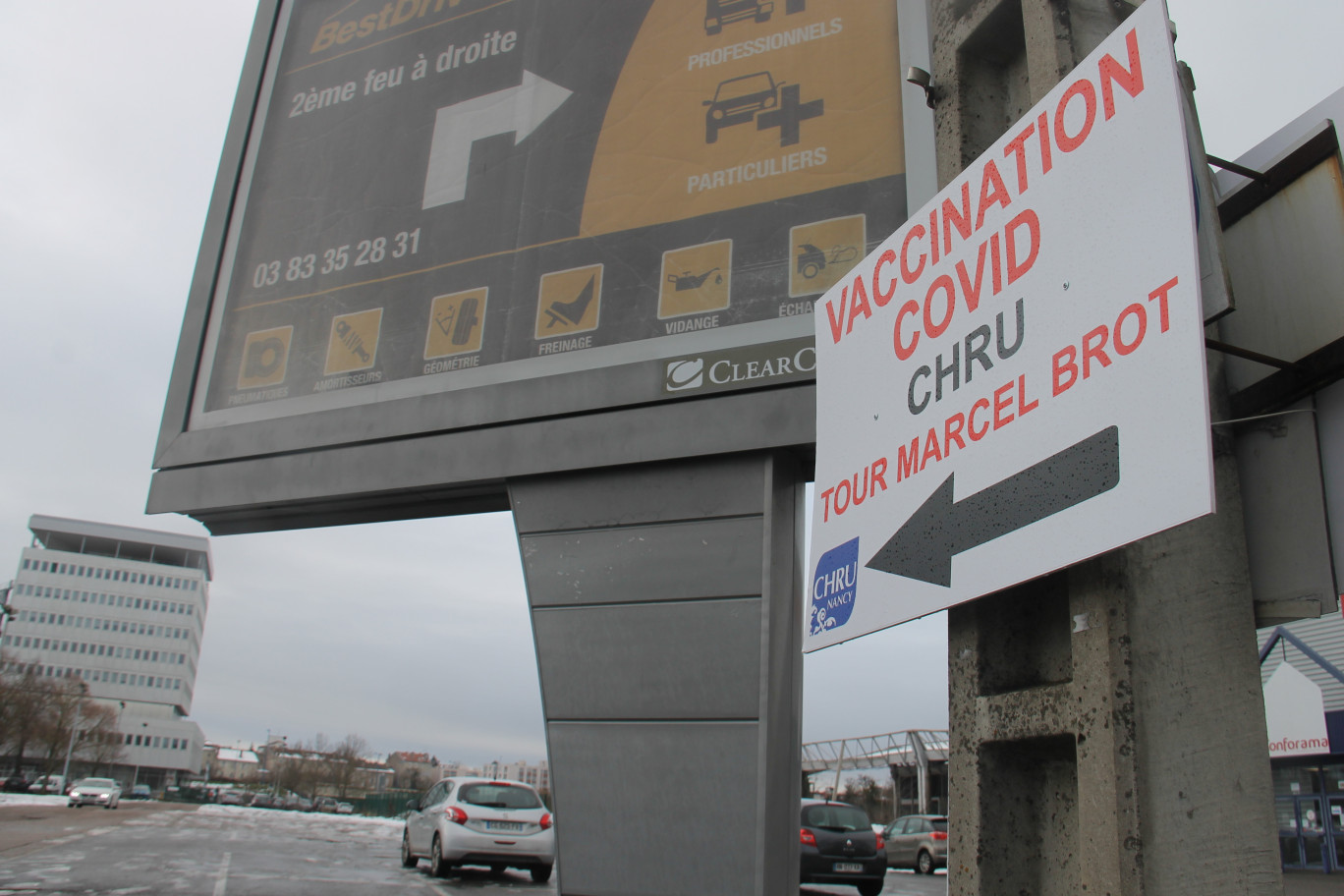 Attention, prêt, piquez ! La campagne de vaccination est lancée, pour les plus de 75 ans et les personnes à risque, depuis la semaine dernière. La tour Marcel Brot à Nancy fait partie de la dizaine de sites de l’agglomération nancéienne accueillant les futurs vaccinés tout comme le Centre de congrès Prouvé. Les doses de vaccin devraient suivre.