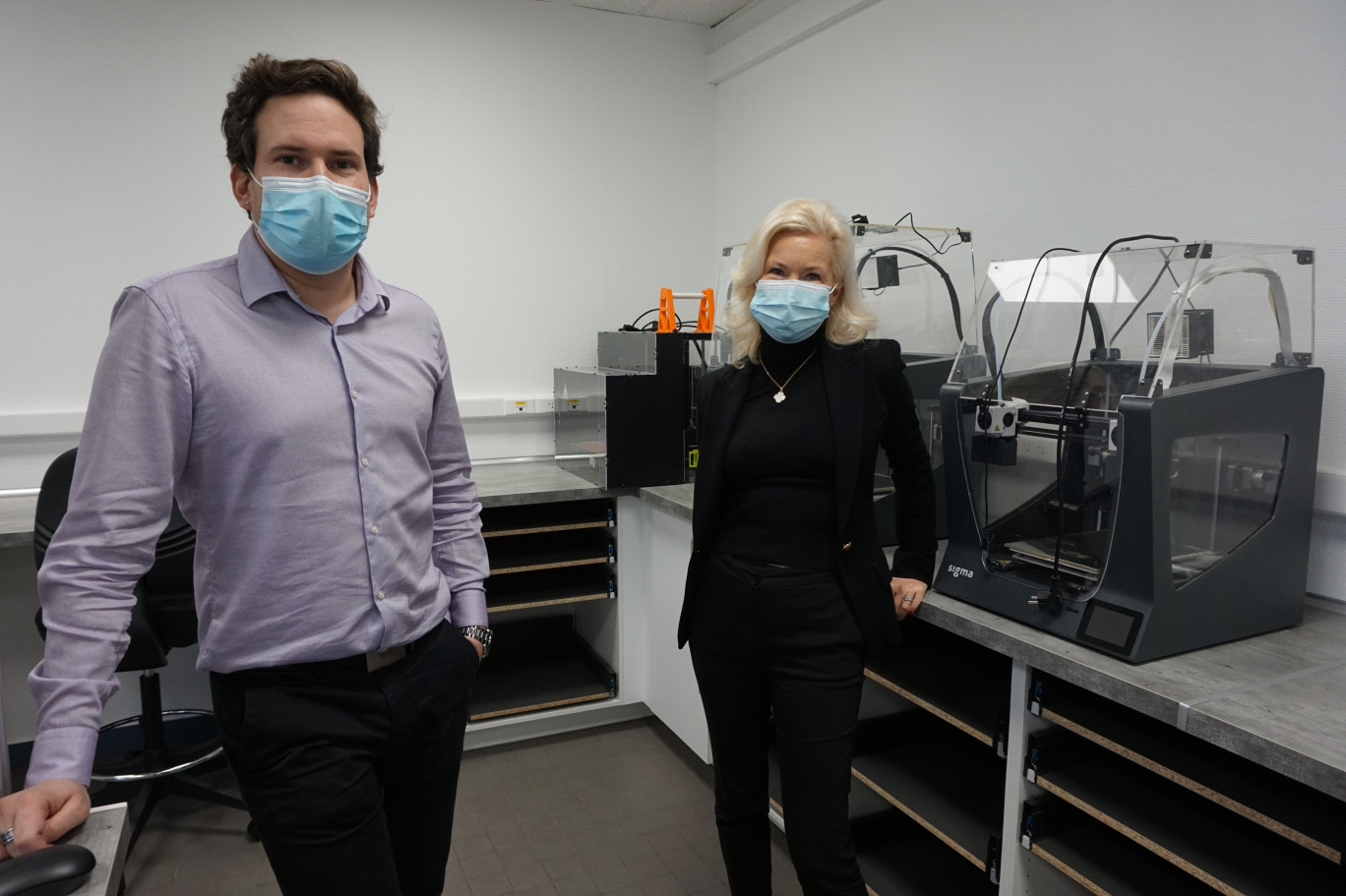 Nicolas Gay et Ingrid Florentin devant une partie du parc machines.