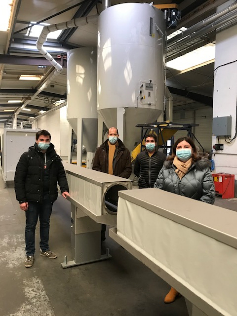 Autour de la première ligne de production d'AJDK Plast, de droite à gauche, Katia Gomès, la directrice, José Gomès, PDG, Raymond Yeddou, sous-préfet, et Dylan Gomès, apprenti en maintenance amené à prendre un jour la succession de l'entreprise familiale.