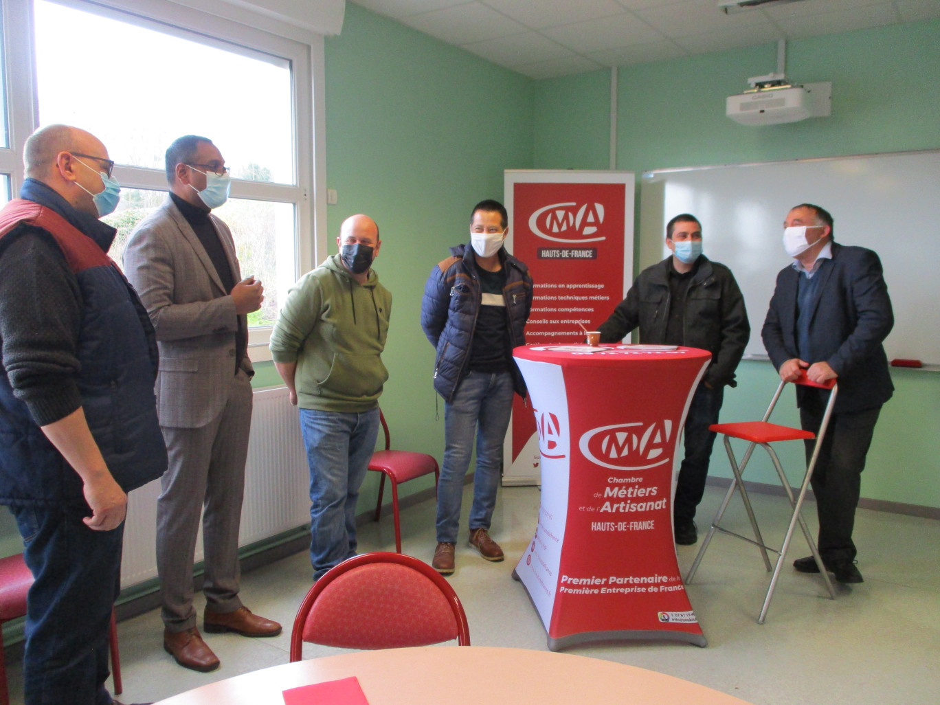 Un temps d’échange informel entre les artisans maîtres d’apprentissage, les élus de la CMA des Hauts-de-France et l’équipe de direction de l’antenne de formation de Château-Thierry. 