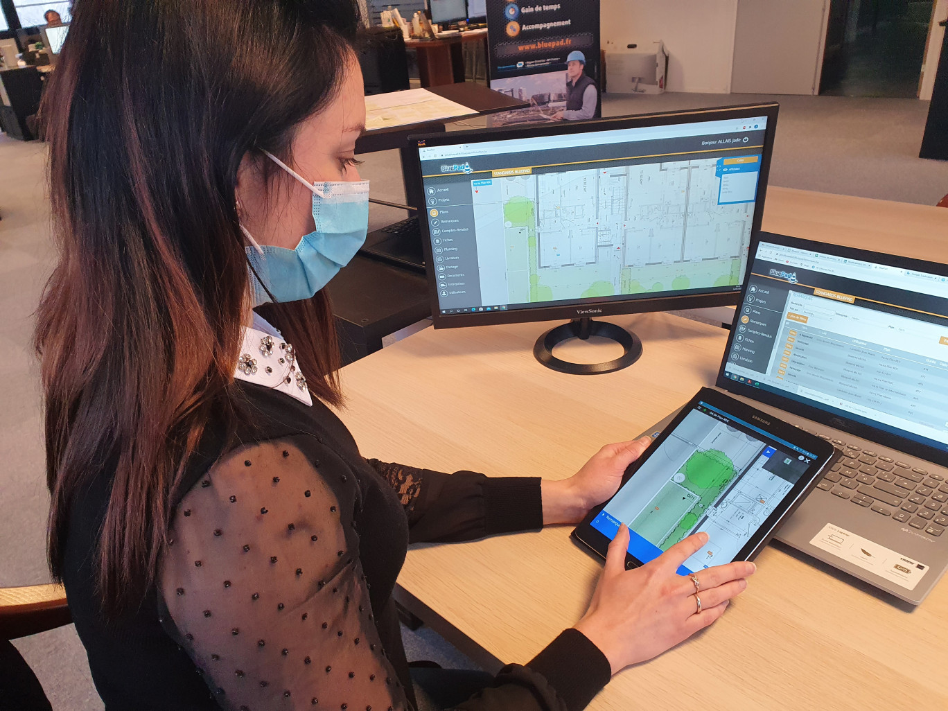 Le logiciel BluePad offre aux responsables de chantier via leur tablette un accès rapide à toutes les données. (© BluePad)