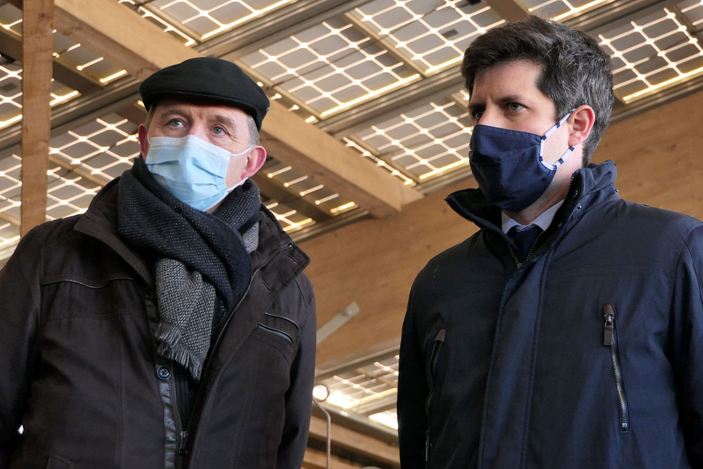 Luc Vermeulen (à gauche) et Julien Denormandie (à droite), en discussion à la Cuma d’Élincourt.  (@Aletheia Presse / Matthieu Guillot)