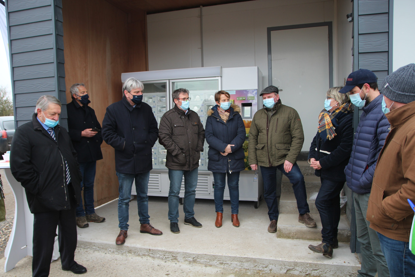 La famille Godefroy a accueilli les élus devant son distributeur automatique adossé à la fromagerie. (© Aletheia Press / B.Delabre)