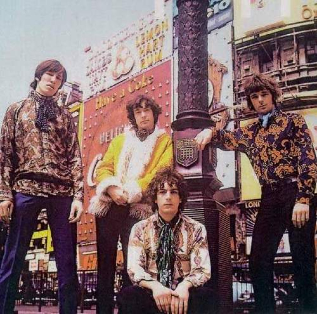 Pink Floyd en 1967 avec Syd Barrett (au premier plan) entouré de Roger Waters, Nick Mason et Richard Wright. © DR