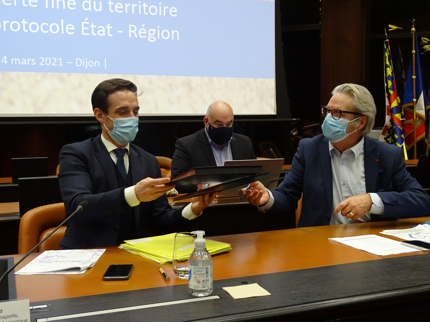 Jean-Baptiste Djebbari, ministre délégué, chargé des transports, a signé avec Michel Neugnot, vice-président du conseil Régional, un accord concernant les lignes fines du territoire. (@Aletheia Press / Nadège Hubert)