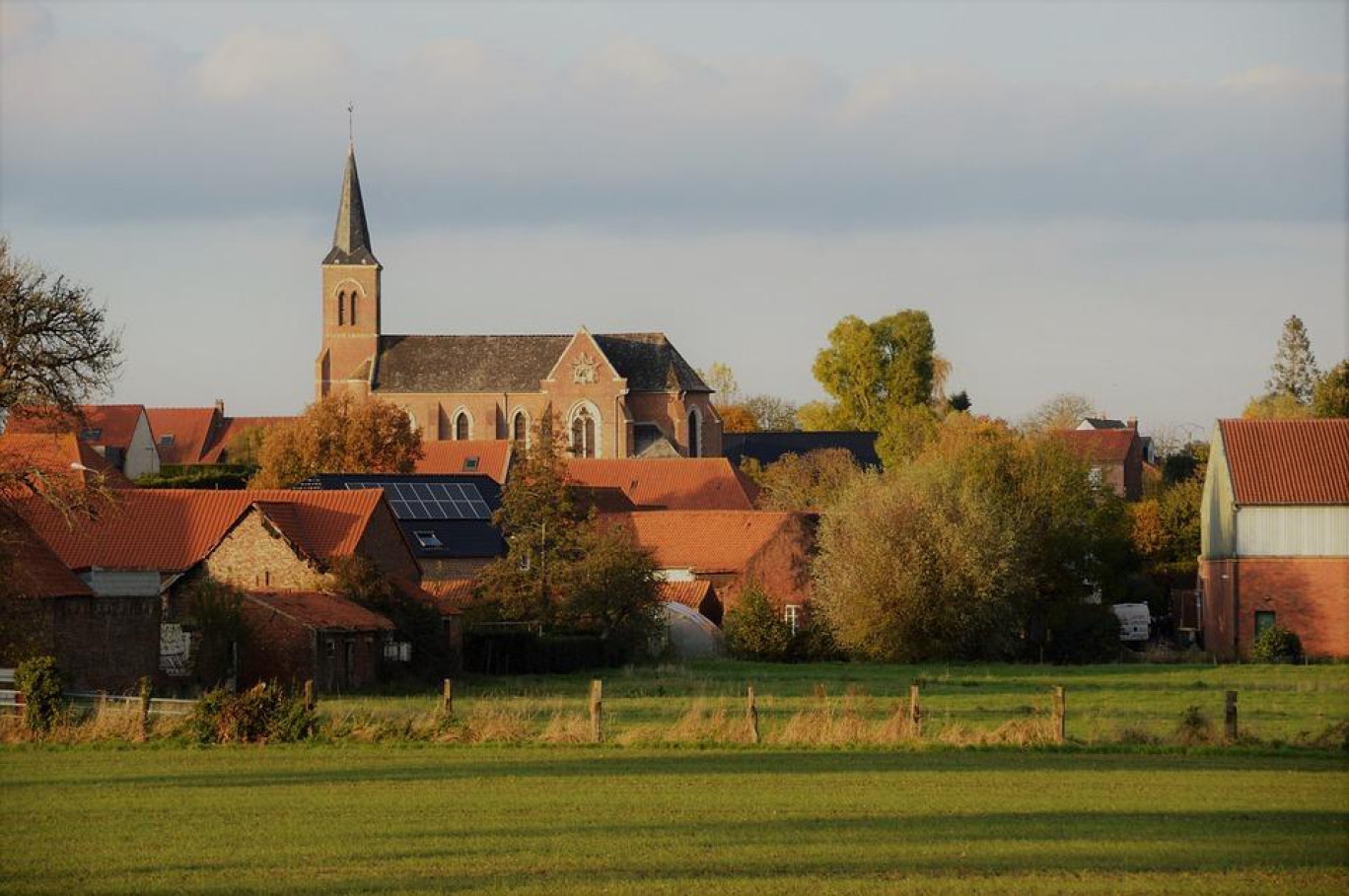 Bouge Ton Coq, plateforme de financement participatif, invite les internautes à participer à la création d'épiceries solidaires dans les petits villages.