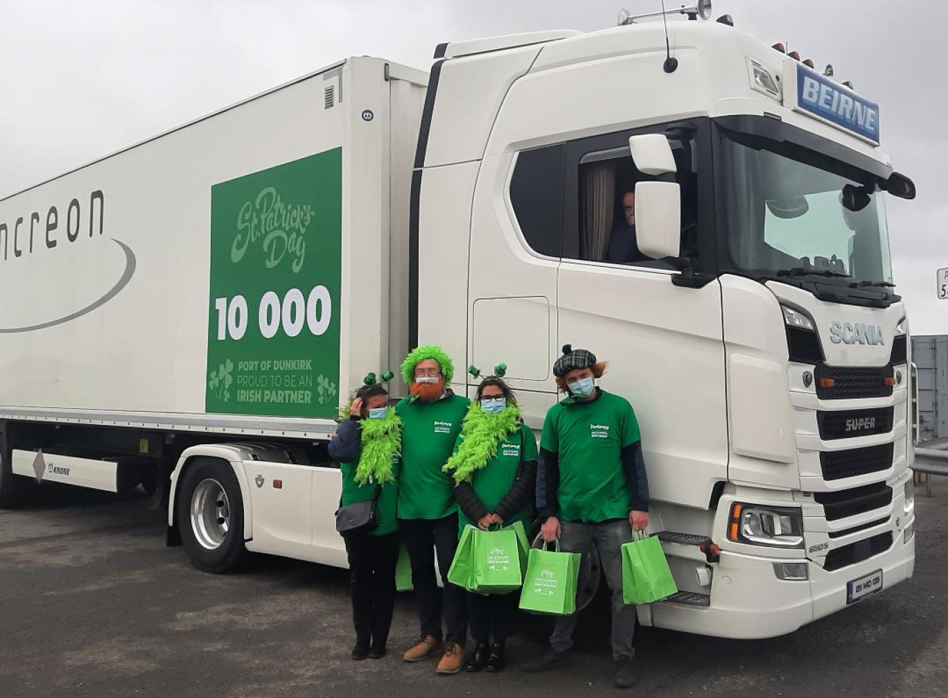 Représentants du port de Dunkerque et de la compagnie maritime DFDS se sont mis aux couleurs de l'Irlande pour fêter l'embarquement du 10 000e camion.