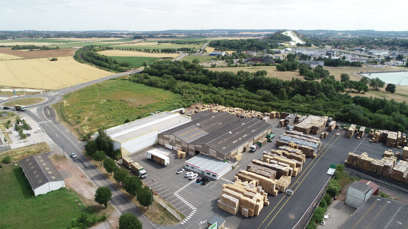 À l’entrée de la zone industrielle n°1, on apercevra dès la sortie de l’autoroute A26 le nouveau bâtiment d’HDF emballages.