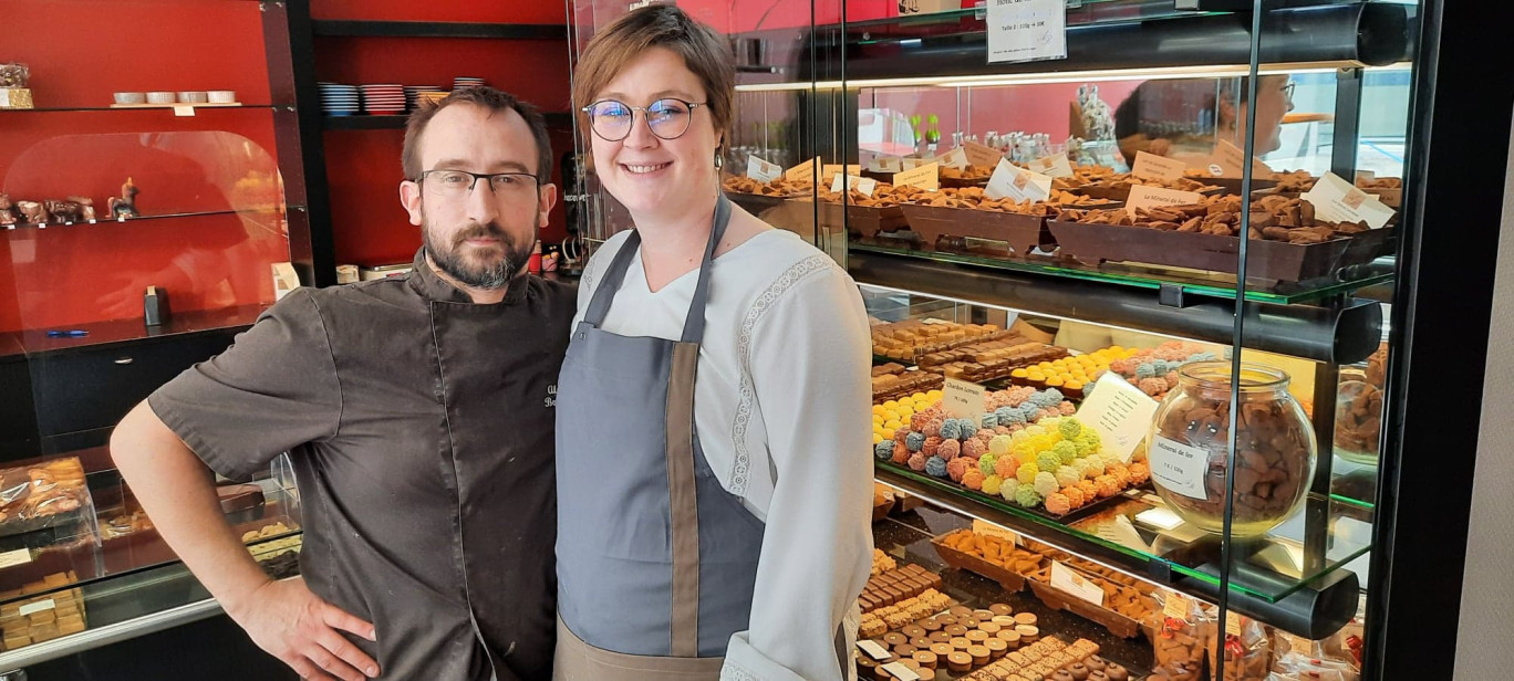 Alexis Bourgery et son épouse préparent avec amour leurs gâteaux.