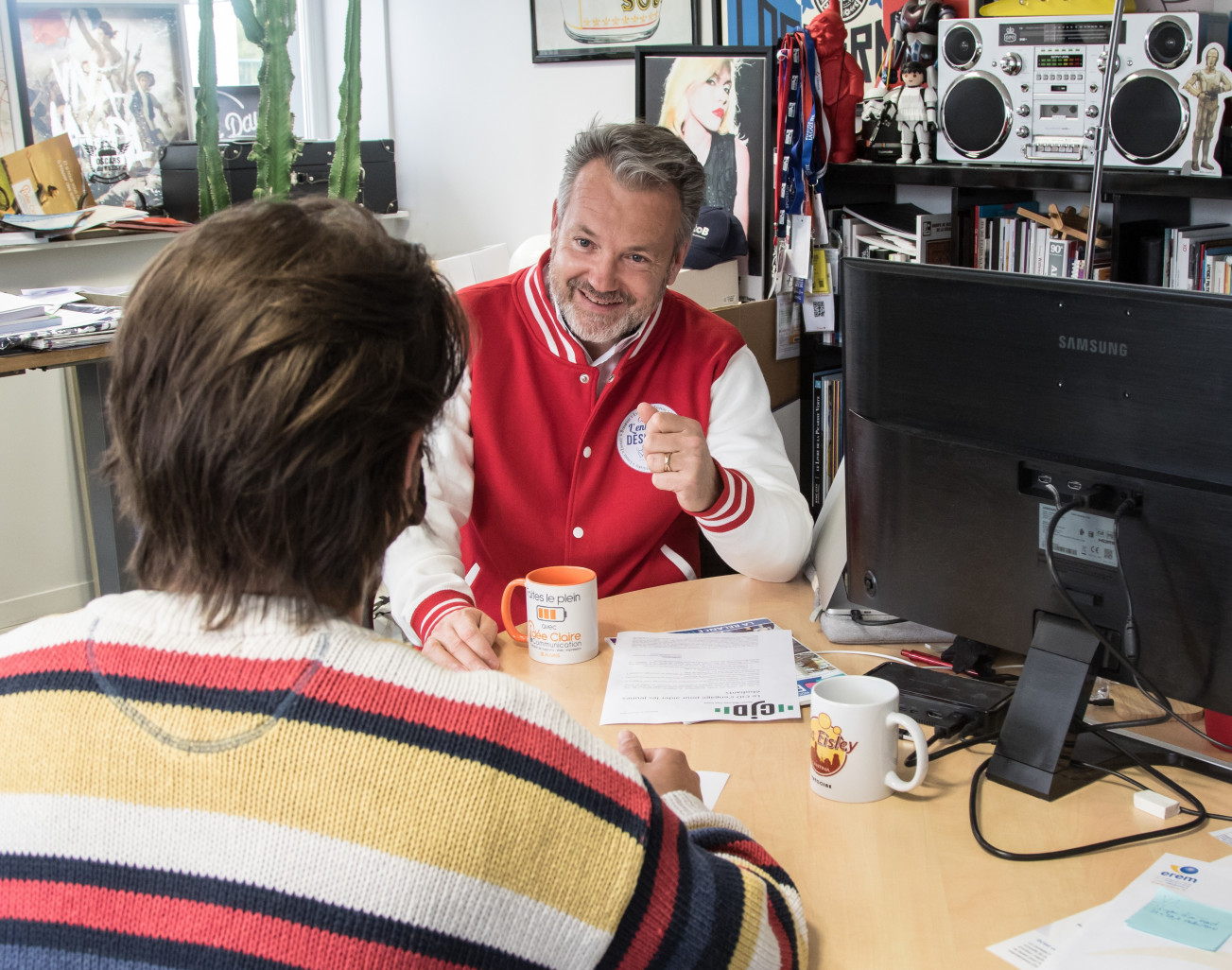 Charles Locquet en train de conseiller un étudiant. 