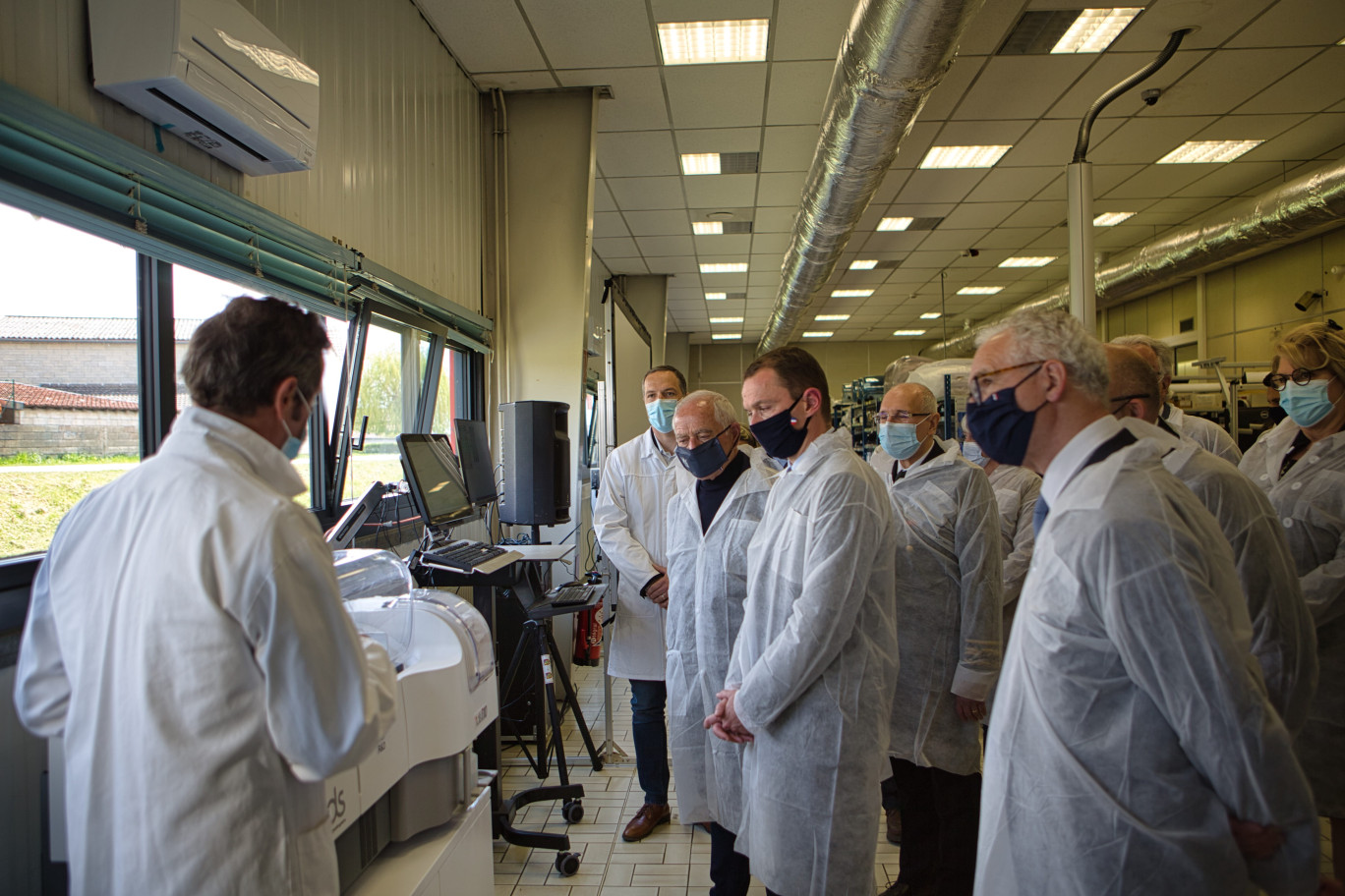 Olivier Dussopt, entouré de François Patriat et Didier Paris, lors de sa visite de l’entreprise. (@Aletheia Press / Arnaud Morel)