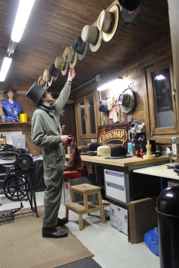 Pierre Huvet fabrique des chapeaux sur-mesure à la main, ici dans son atelier. (c)P. Huvet