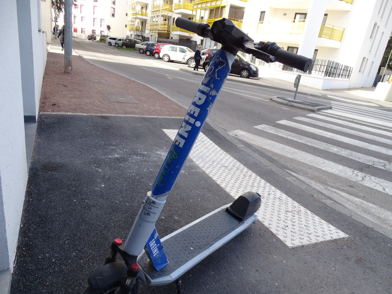 A Dijon, les trottinettes Ireine offrent une alternative à la voiture et un complément aux autres modes de transport. (@Aletheia Press / Nadège Hubert)