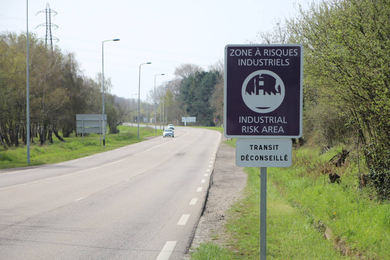 Cette signalétique participe à créer une véritable culture de sécurité partagée. En certains points, un second panneau précise « transit déconseillé » pour limiter le trafic sur la zone. (@Aletheia Press  / B. Delabre)