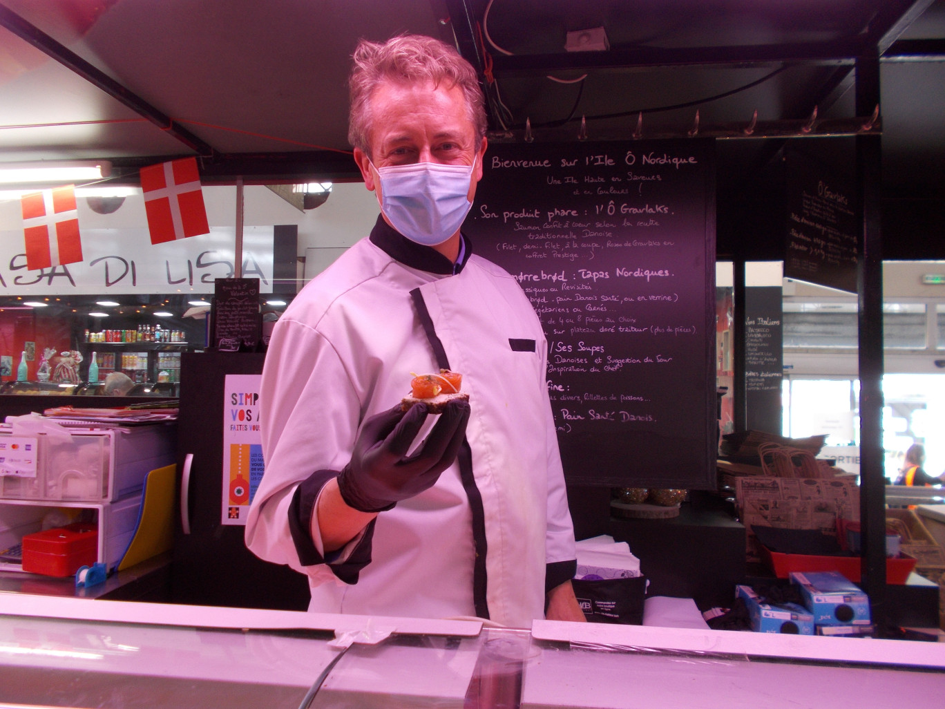 Hugues Le Bourlay fait découvrir aux chalands du marché central la gastronomie scandinave.