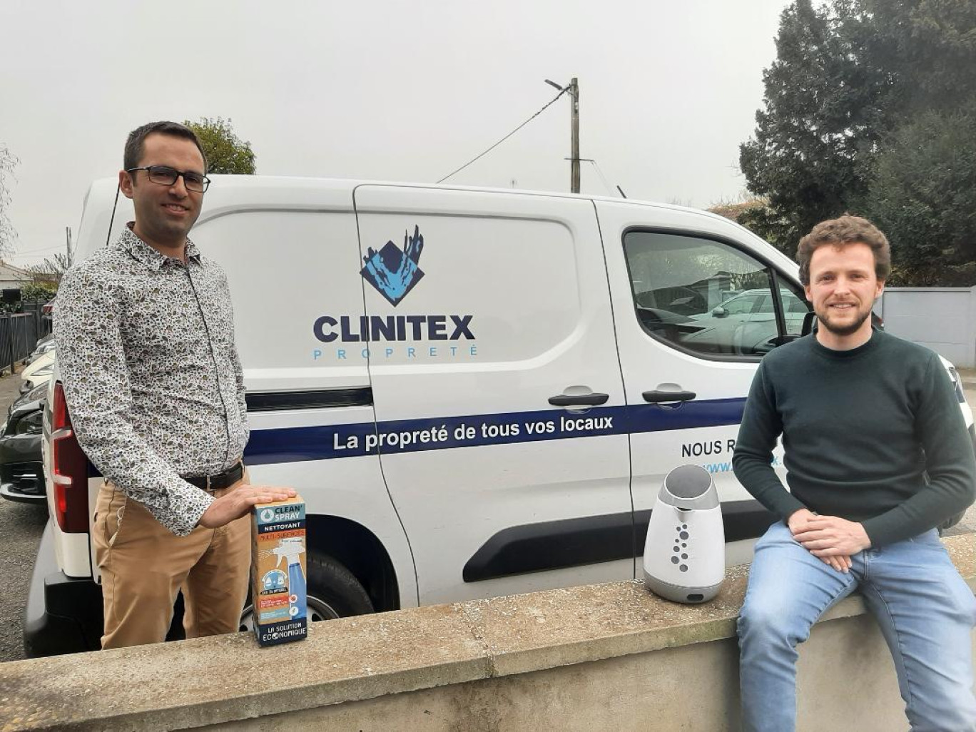 A gauche, Julien Leroux, qui a pris la direction de l'agence littoral Nord située à Coulogne, et Charles Pick, directeur RSE du groupe Clinitex.