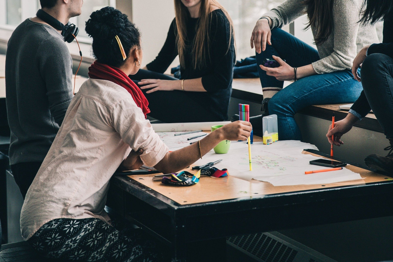 Plus que jamais, dans le contexte de la crise, l'emploi des jeunes s'avère une priorité nationale. 