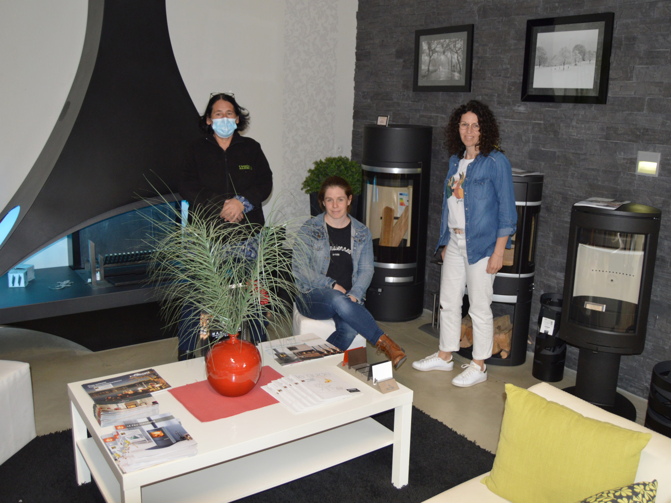 Avec Carole et Emeline, Sophie Florindo accueille les clients dans un superbe show-room où les ambiances les plus chaleureuses ont été reconstituées (de gauche à droite).