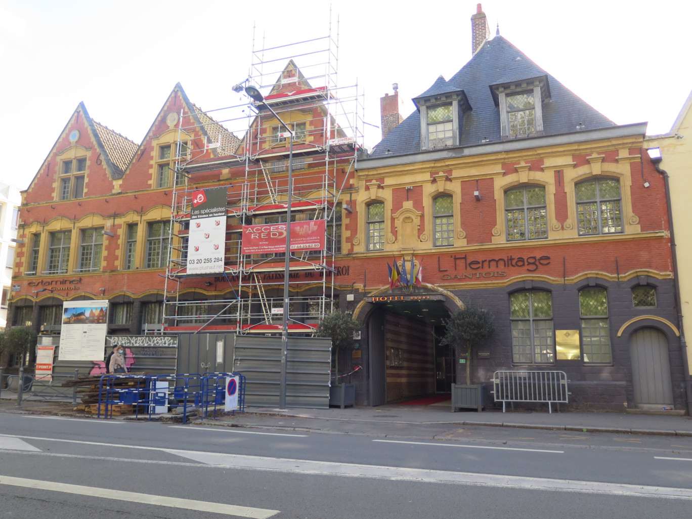 Durant les mois de fermeture, beaucoup d'établissements ont dû réaliser des travaux quand leur situation économique le permettait, comme à l'Hermitage Gantois à Lille. © Aletheia Press/Benoît Dequevauviller