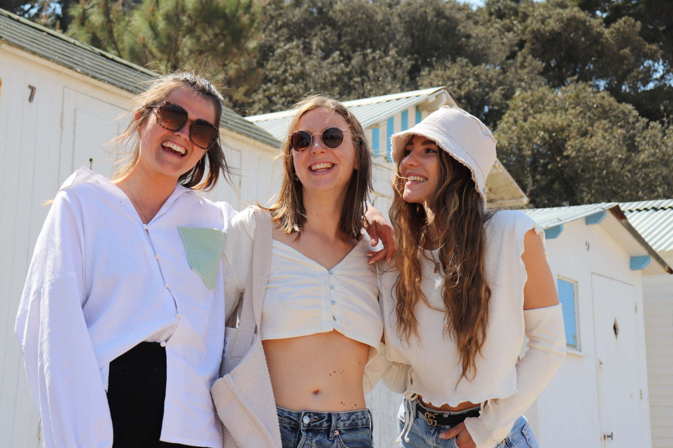 Caroline Desoomer, Agathe Miquel et Léa Monchy portent un top de leur collection. (© Sunset Cal)