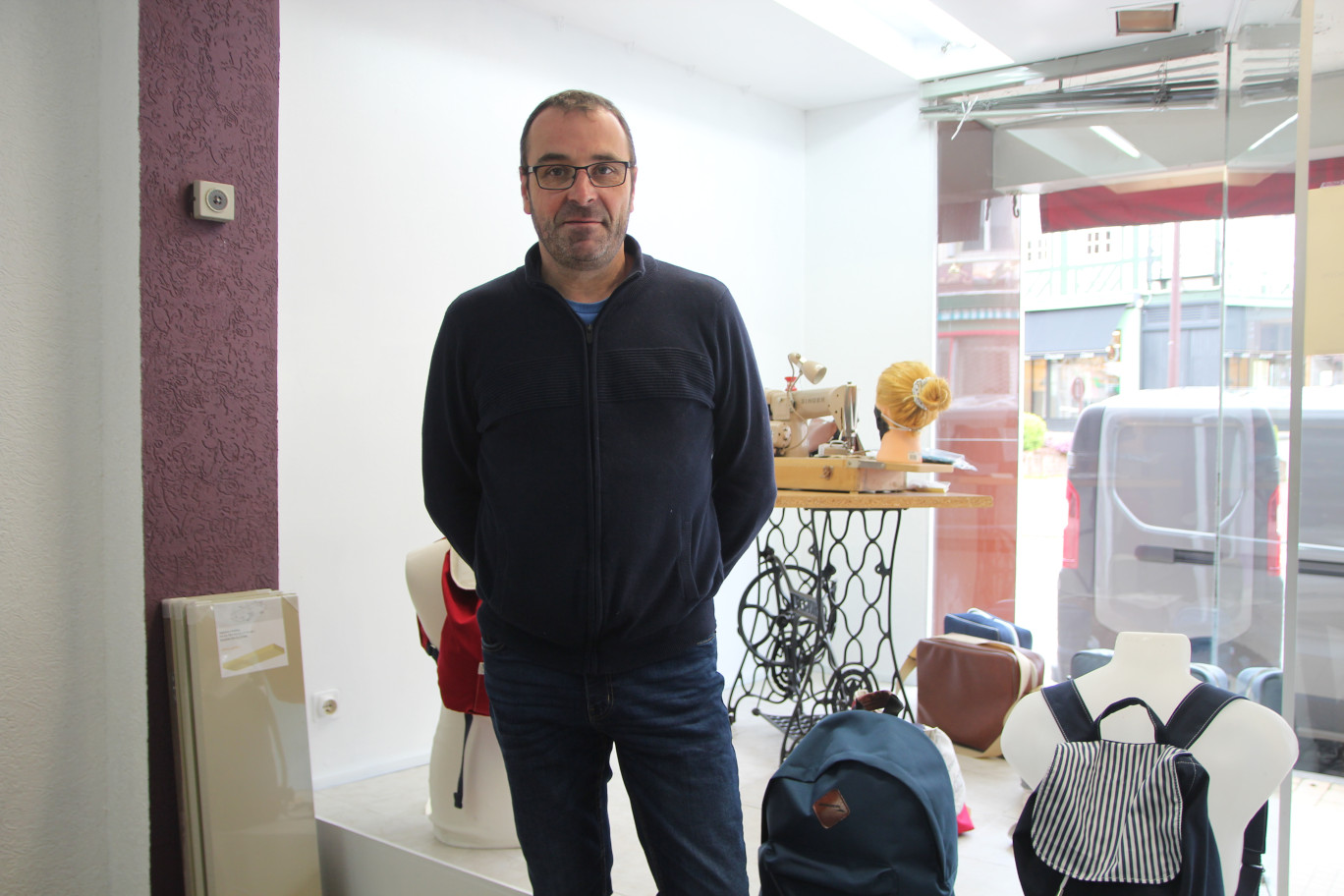 Olivier Rigaux est heureux de présenter ses produits en vitrine, sur la place des marchés à Aumale. (© Aletheia Press / Benoit Delabre)