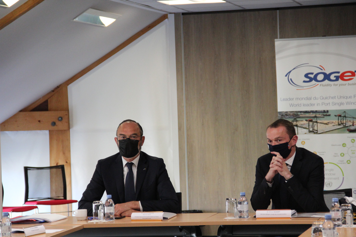 Olivier Dussopt, accompagné de d’Edouard Philippe, a visité deux entreprises installées sur le port du Havre. (Aletheia Press  / L. Brémont)