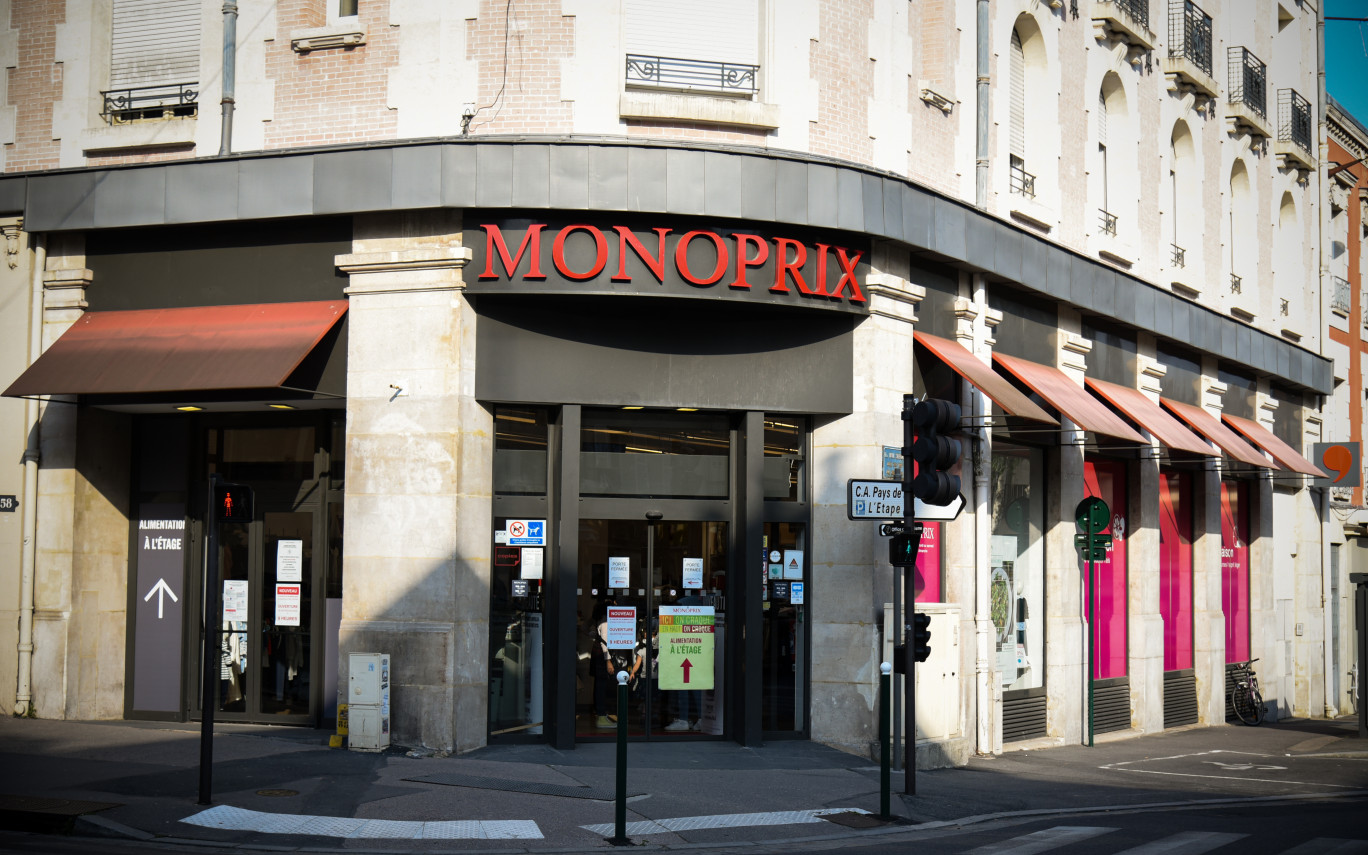 Monoprix a repensé l’organisation du travail pour que chaque heure travaillée soit en lien avec le client : «L’objectif est de réhumaniser nos magasins et de proposer toujours plus de nouveaux services et produits», justifie Sandra Hazelart, directrice des ressources humaines. © AUFORT Jérome