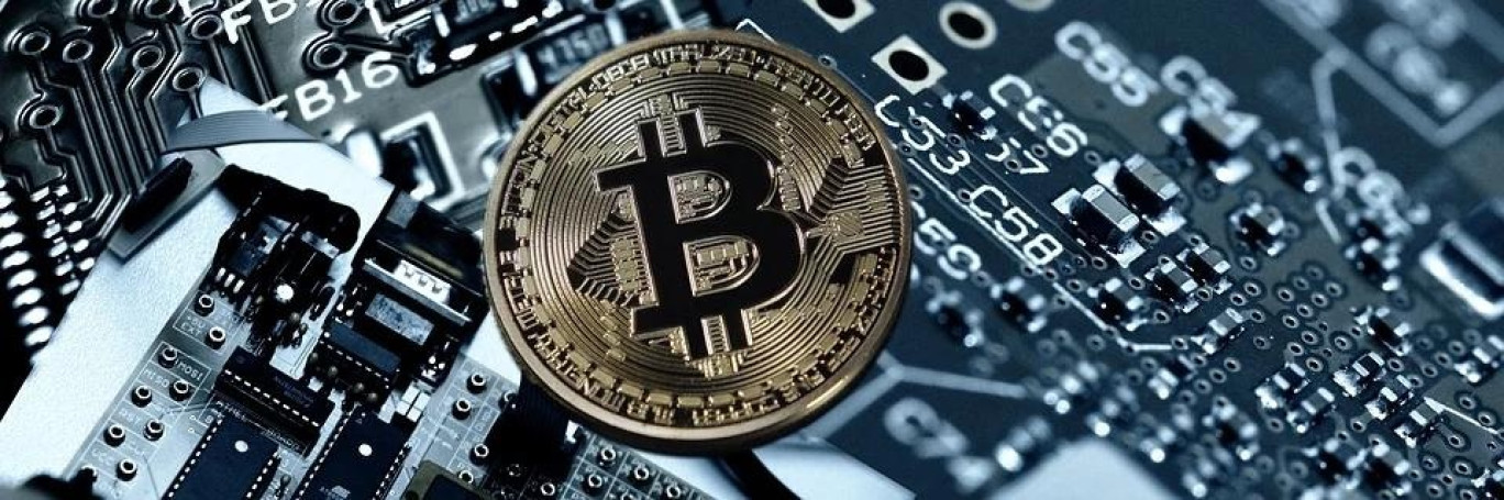 Le système Bitcoin repose sur une chaîne de bloc (blockchain), un journal de transactions partagé et public, que tout utilisateur doit télécharger sur son ordinateur.