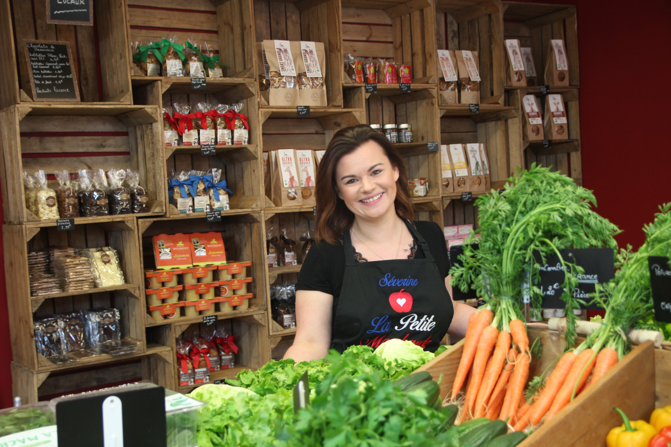 Séverine Boutin au milieu de son épicerie qu’elle a entièrement relookée avec son conjoint. (© Aletheia Press / Benoit Delabre)