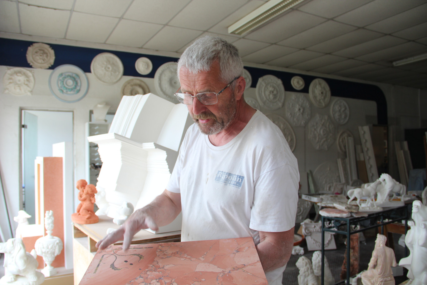 Pour la restauration, Hubert Huray s’appuie sur documents anciens : catalogues, livre d’architecture... (© Aletheia Press / Laetitia Brémont)