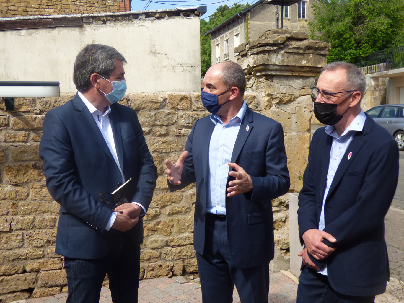 Philippe Coy (au centre), président national de la Confédération des buralistes et François Mercier (à droite), président de la Chambre syndicale des buralistes de Meuse, ont présenté la nouvelle identité «Commerçant d’utilité locale» à Jean Rottner, le président de la région Grand Est.