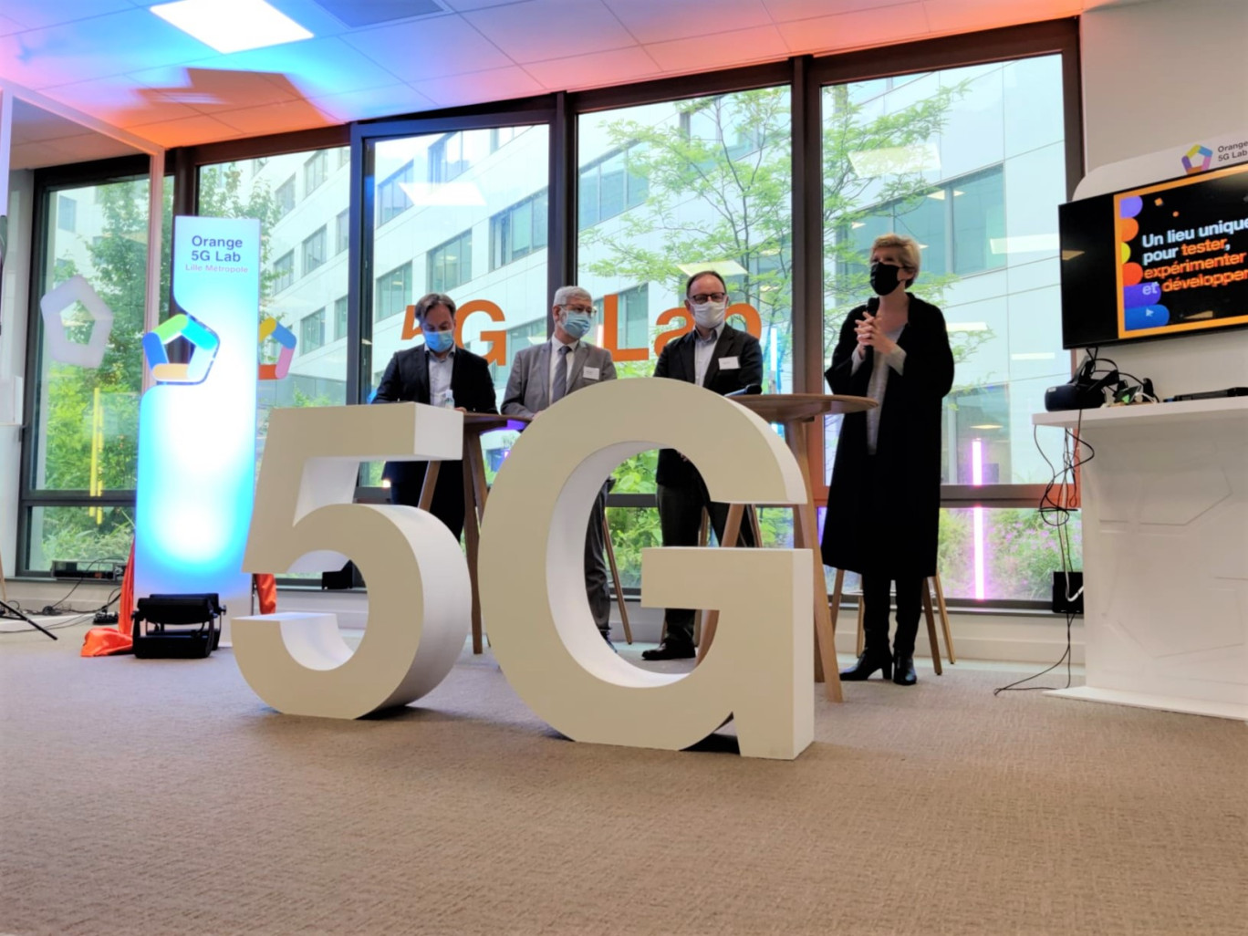 Les signataires de la convention, avec, à droite, Fabienne Dulac, directrice générale adjointe d’Orange et CEO Orange France.