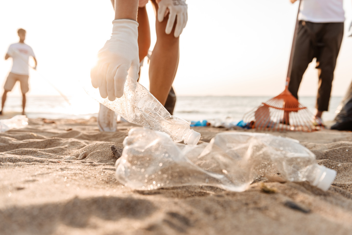 Ramasser le plastique qui jonche les plages pour sensibiliser et mobiliser le grand public. (c)AdobeStock