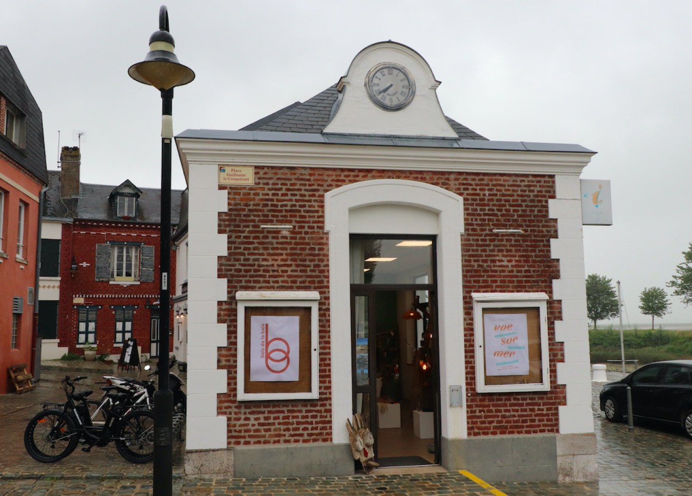 La boutique éphémère est idéalement placée, avec vue sur la baie. 