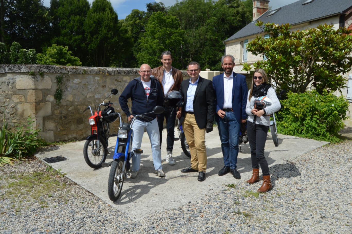 Frédérique Leturque et Jean-Pierre Gold prêts à découvrir la vallée de l'Automne à mobylette. 