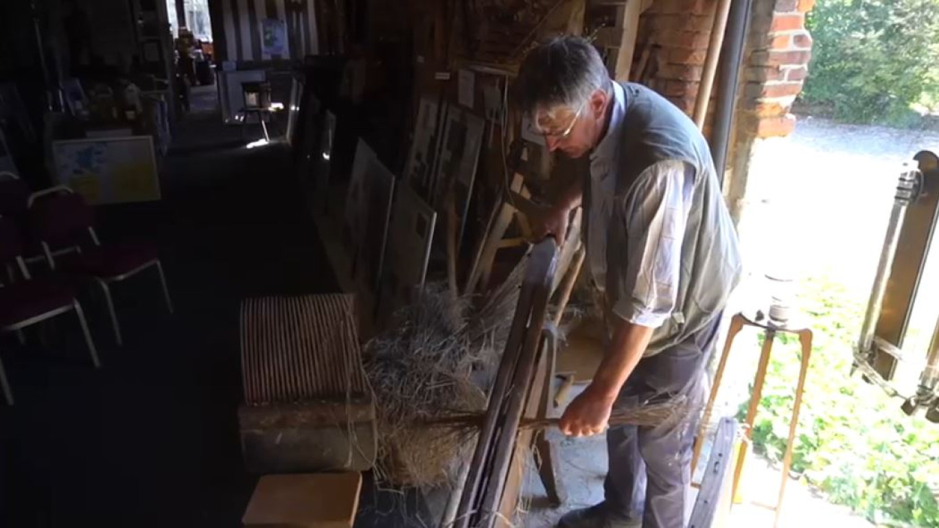 Antoine Vandecandelaere a créé cet écomusée il y a une vingtaine d'années. (Capture d'écran vidéo/Gazette Normandie)