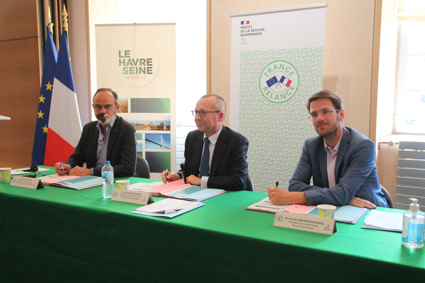 Edouard Philippe, président de la Communauté Urbaine Le Havre Seine Métropole, Pierre-André Durand, préfet de Seine-Maritime, et Nicolas Mayer-Rossignol, président de la Métropole Rouen Normandie. (© Aletheia Press / Benoit Delabre)