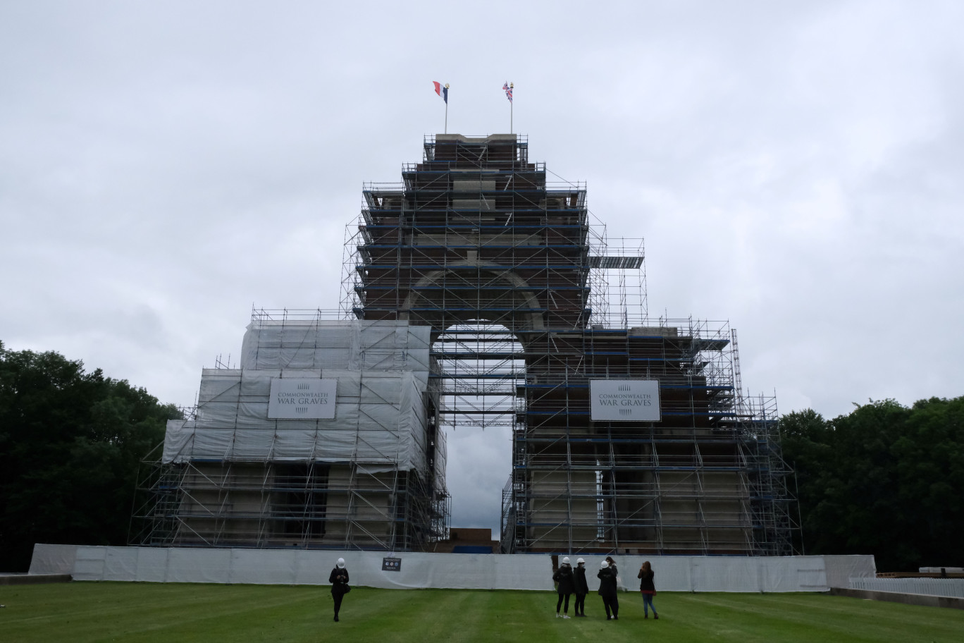 Le mémorial fait 45 mètres de haut et il a été recouvert d’échafaudages pour la seconde phase de travaux. ©Aletheia Press/ Emma Castel