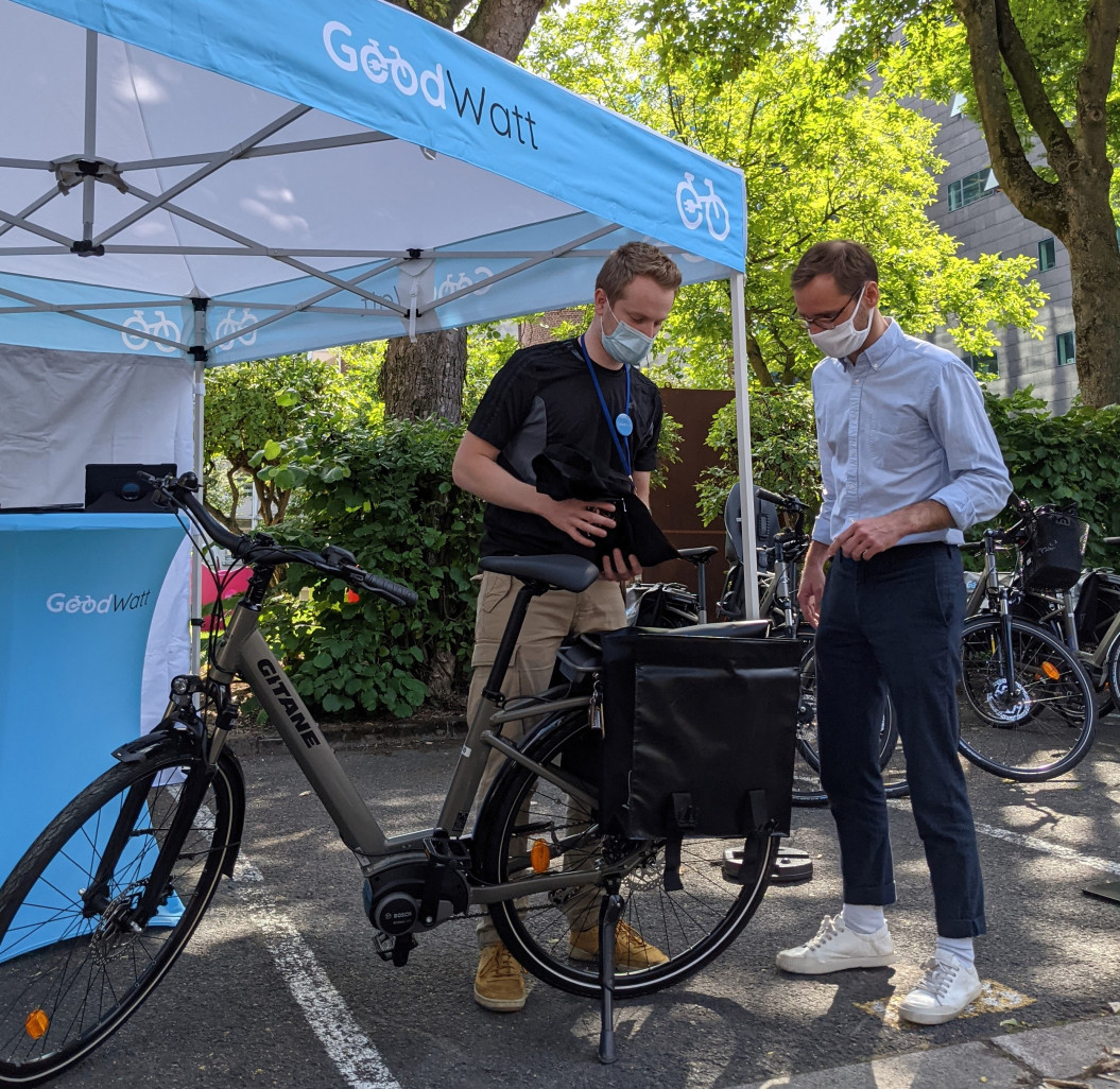 Remise du vélo électrique à un salarié de l'Institut Pasteur de Lille.